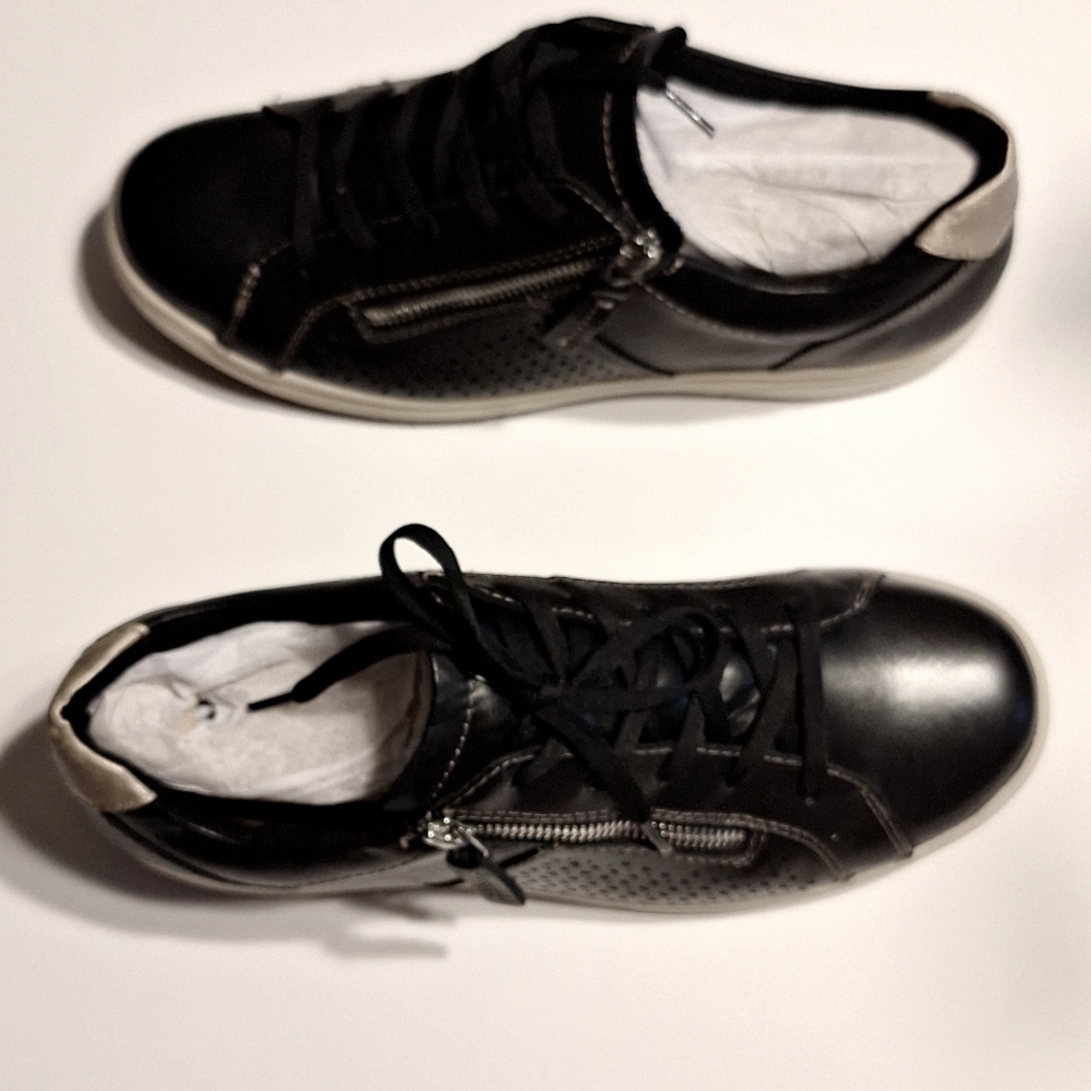 Earth Origins Etta Black Leather side zip sneakers  size 9.5